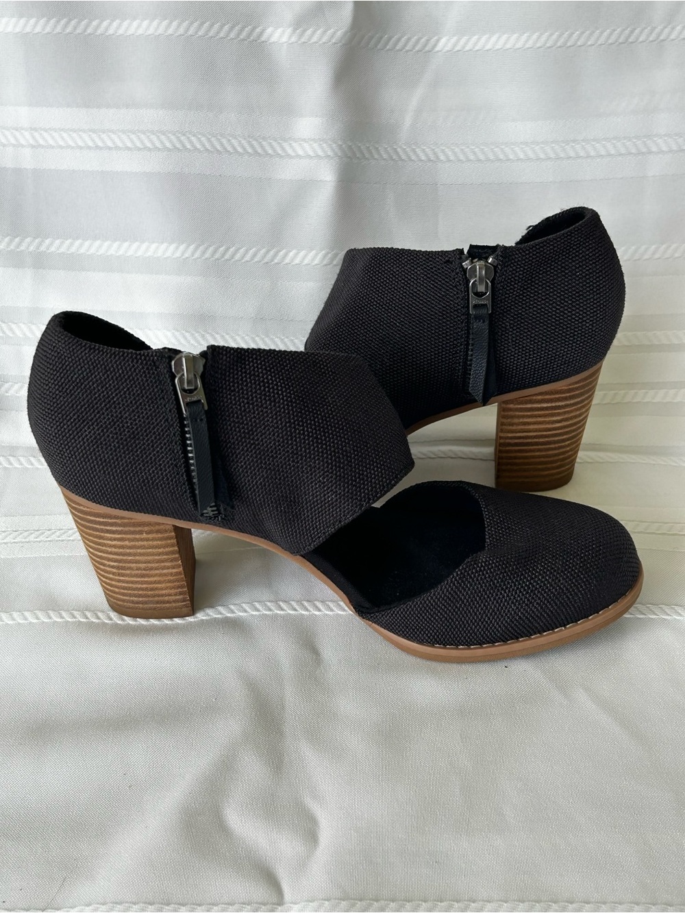 Toms Milan Pumps Womens 7.5 Black Textured Zip Ankle-Strap Block Heel Closed Toe